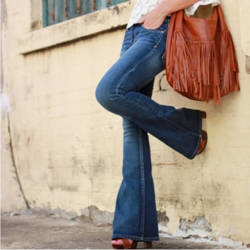 American Eagle artist flare, blue jeans